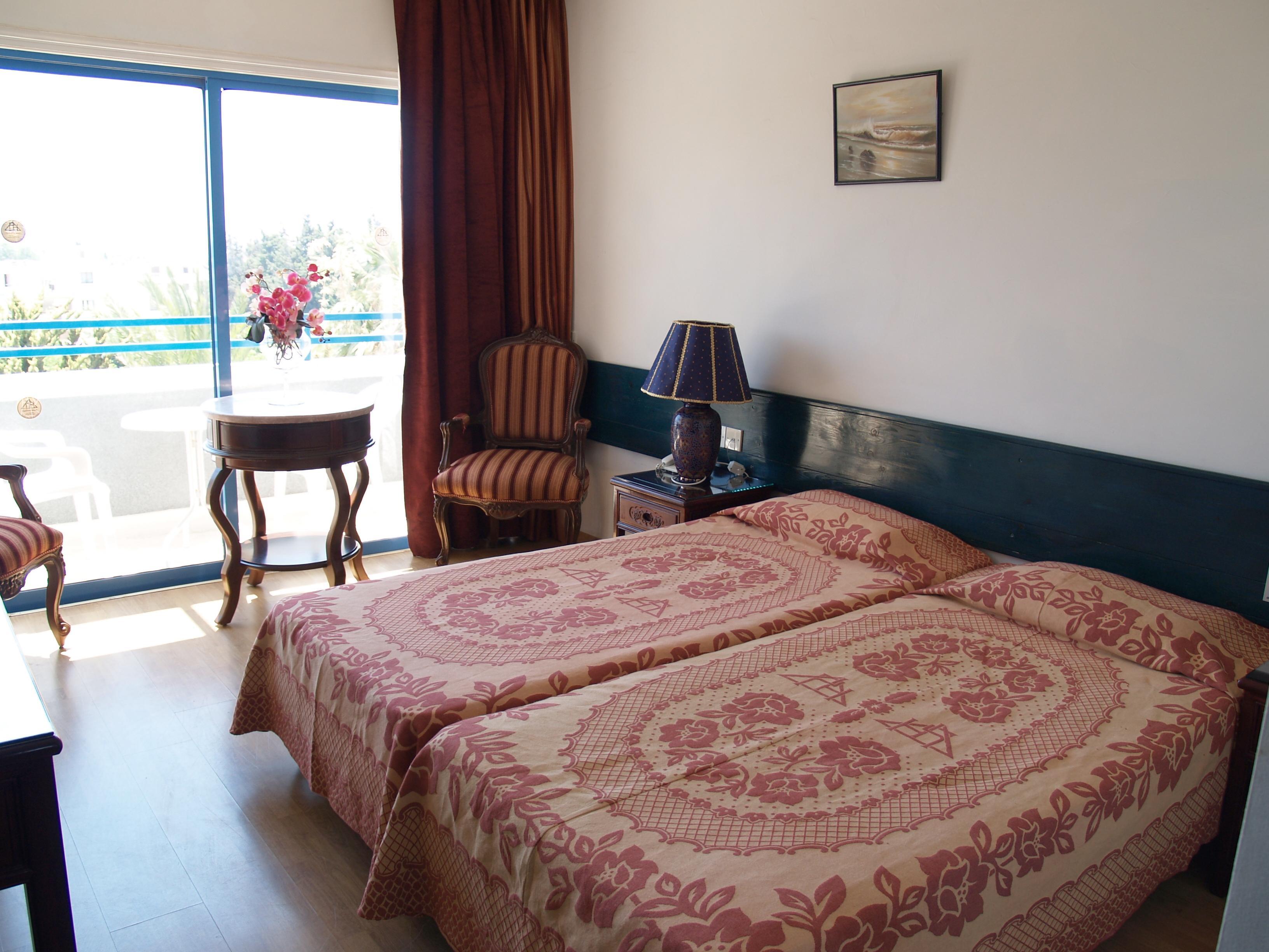 Paphiessa Hotel & Apartments Paphos Bagian luar foto