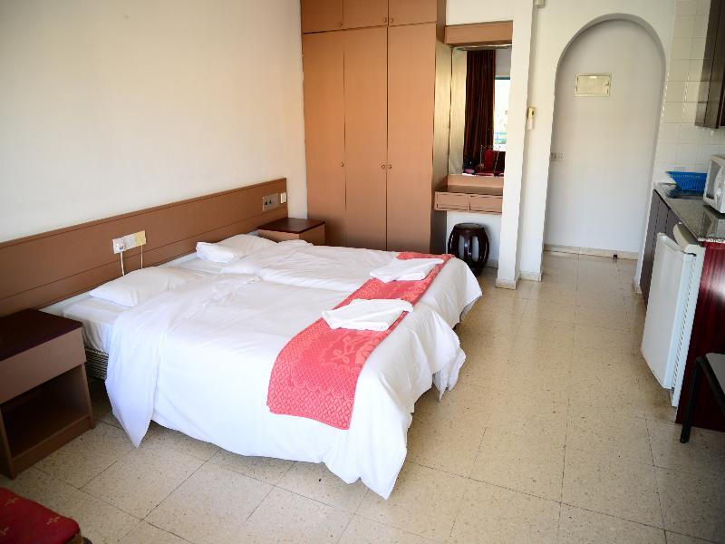 Paphiessa Hotel & Apartments Paphos Bagian luar foto