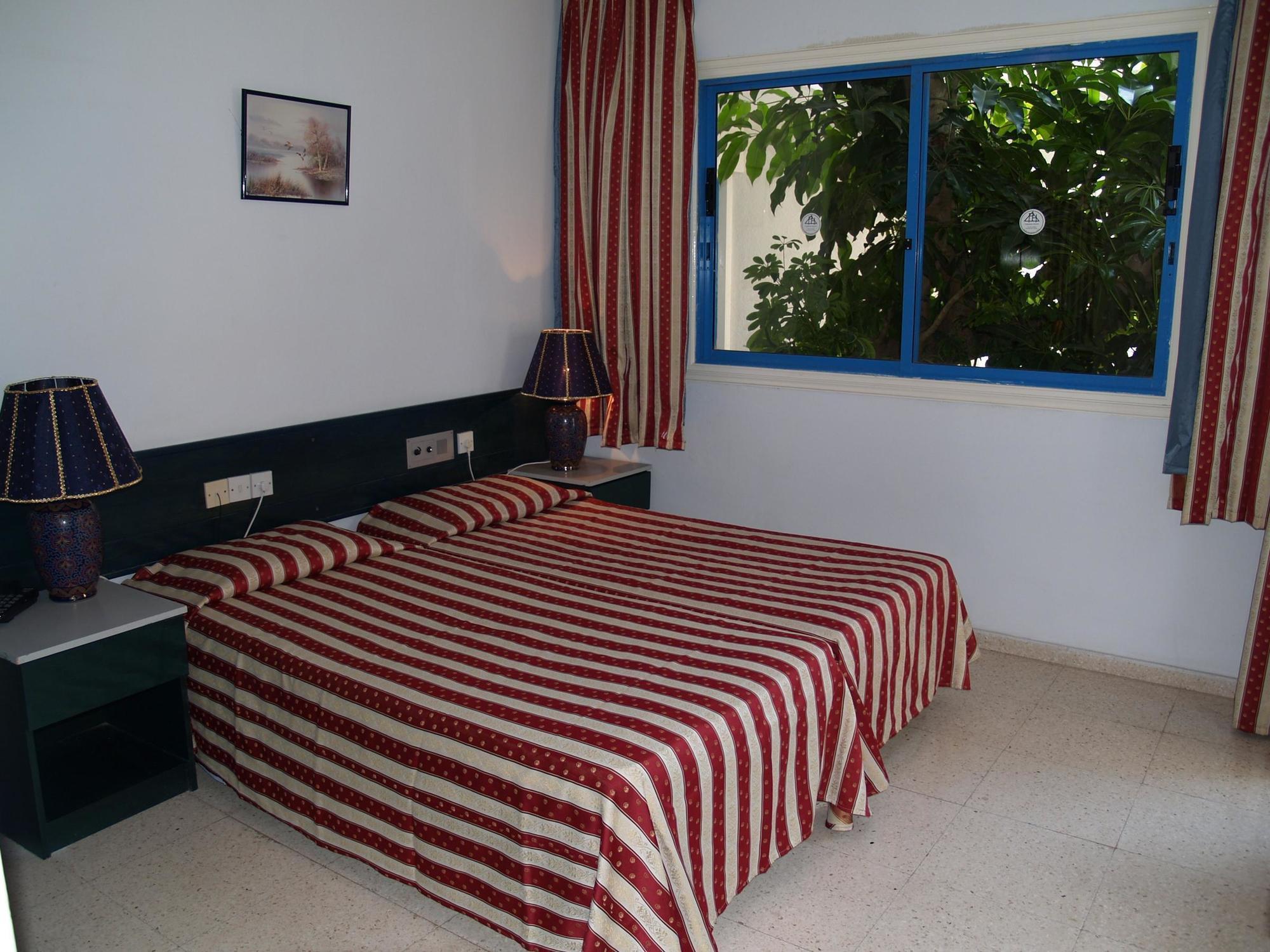 Paphiessa Hotel & Apartments Paphos Bagian luar foto